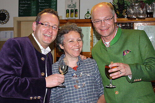 Zünftige Heurigen-Einkehr im Weinort Gumpoldskirchen: Volker Heißmann und Martin Rassau mit Chefin Theresia Taufratzhofer.