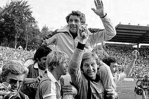 Ganz oben nach dem Aufstieg 1977: Heinz Lucas auf den Schultern von Torwart Bernd Hartmann und Alfred Kohlhäufl.