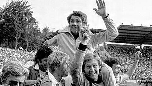 Ganz oben nach dem Aufstieg 1977: Heinz Lucas auf den Schultern von Torwart Bernd Hartmann und Alfred Kohlhäufl. Ganz oben nach dem Aufstieg 1977: Heinz Lucas auf den Schultern von Torwart Bernd Hartmann und Alfred Kohlhäufl.