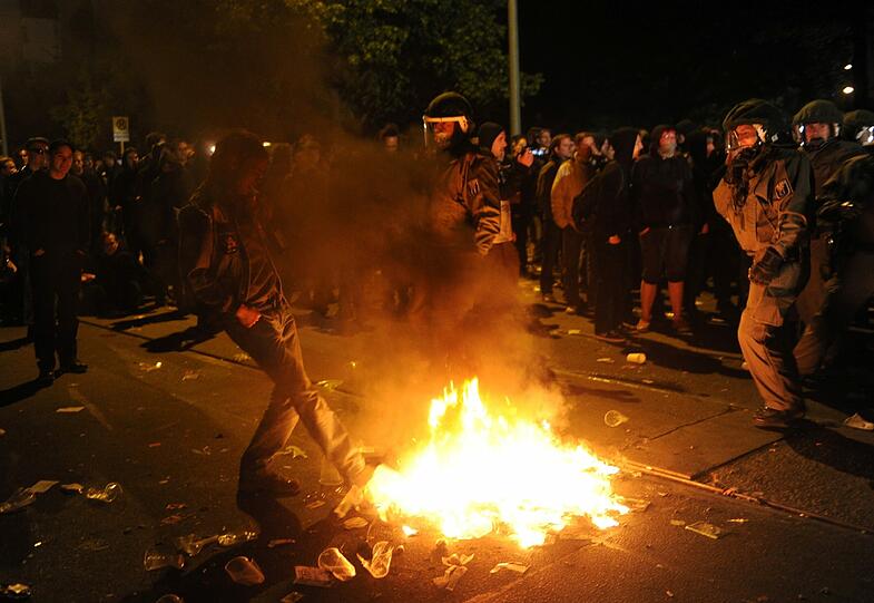 Ein Großaufgebot der Polizei versucht in der Nacht auf den 1. Mai, in der es in jedem Jahr zu gewaltsamen Ausschreitungen kommt, für Ordnung zu sorgen. Die Bilder