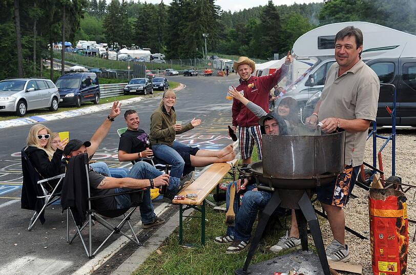 Heiße Rocker, wilde Punks und johlende Fans - auf den beiden Festivals Rock im Park und Rock am Ring feierten über 100.000 Rockfans am Wochenende ihre Lieblingsband. Unter anderem mit dabei: Metallica, Die Toten Hosen, The Ting Tings und Rapper Cro.