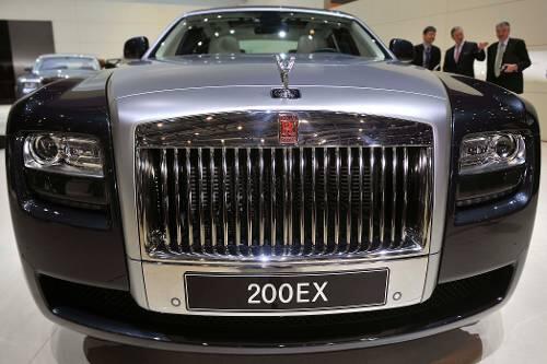 Ein Rolls Royce 200EX. In München hat das Oberlandesgericht entschieden, dass der Staat nicht für den Schaden eines Rolls Royce-Fahrers aufkommen muss. (Symbolbild)