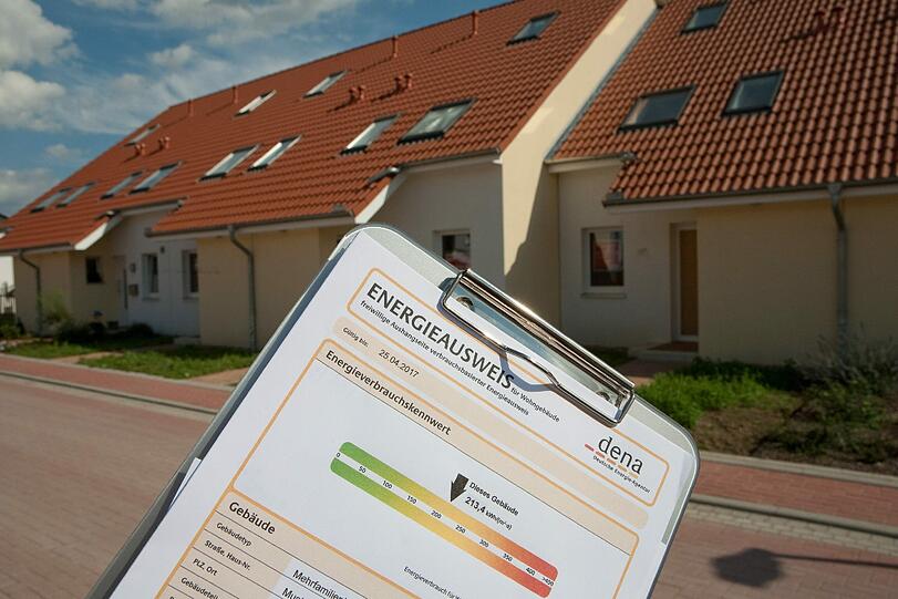 So sieht der Energieausweis aus: Auf einer waagrechten Skala zeigt ein Pfeil an, wie energieeffizient das Haus ist.