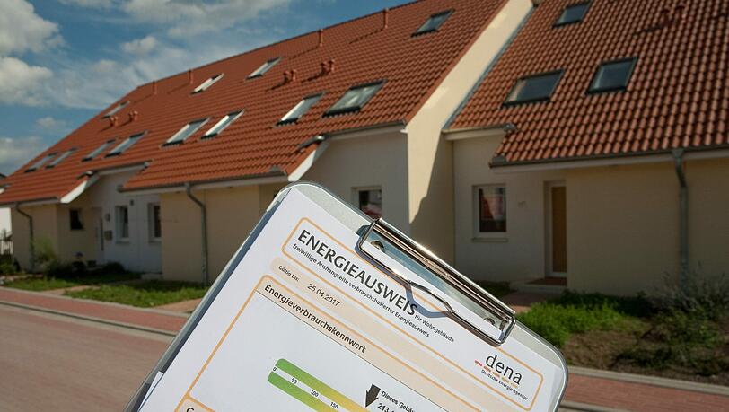 So sieht der Energieausweis aus: Auf einer waagrechten Skala zeigt ein Pfeil an, wie energieeffizient das Haus ist. So sieht der Energieausweis aus: Auf einer waagrechten Skala zeigt ein Pfeil an, wie energieeffizient das Haus ist.