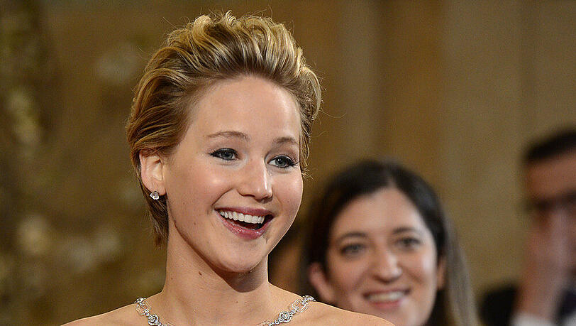 Eine fröhliche Jennifer Lawrence bei der Oscar-Verleihung 2014 Eine fröhliche Jennifer Lawrence bei der Oscar-Verleihung 2014