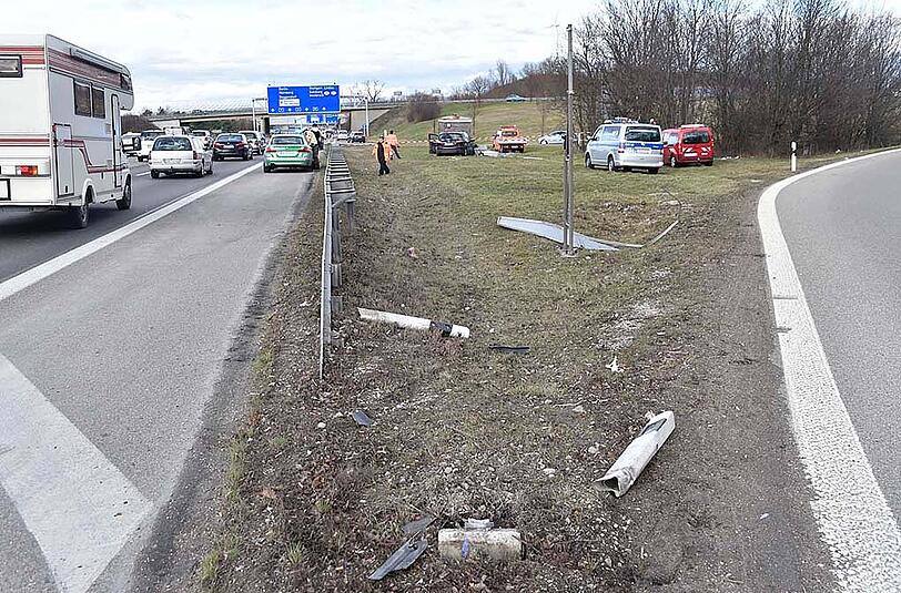 Bilder vom Unfall auf der A9: An der Ausfahrt Fröttmanning raste ein Mann mit seinem Wagen in ein Technikgebäude, welches für das Verkehrsleitsystem auf der Autobahn zuständig ist.