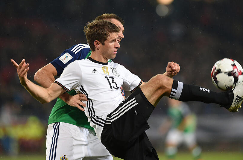 Thomas Müller: Note 3. In der Nationalelf läuft es einfach, auch dieses Mal an einem Treffer beteiligt, als er vor dem 1:0 zu Draxler passte.