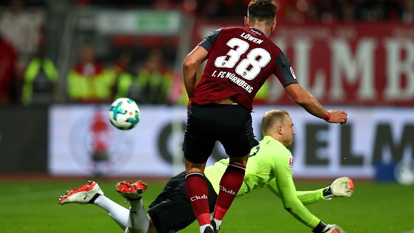 Der Nürnberger Eduard Löwen (l) erzielt den Treffer zum 1:1 vor dem Bochumer Torwart Felix Dornebusch.