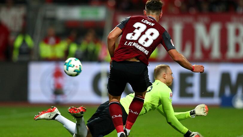 Der Nürnberger Eduard Löwen (l) erzielt den Treffer zum 1:1 vor dem Bochumer Torwart Felix Dornebusch. Der Nürnberger Eduard Löwen (l) erzielt den Treffer zum 1:1 vor dem Bochumer Torwart Felix Dornebusch.