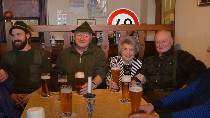 Angekommen: Im Gasthaus Häuslbetz darf Ruth sogar schon am Stammtisch Platz nehmen.