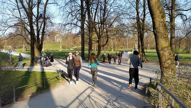 Der Mindestabstand sollte von den Spaziergängern eingehalten werden. Nicht immer war das am Samstag der Fall. Die Polizei zeigte über 300 Verstöße gegen die Ausgangsbeschränkung an. Der Mindestabstand sollte von den Spaziergängern eingehalten werden. Nicht immer war das am Samstag der Fall. Die Polizei zeigte über 300 Verstöße gegen die Ausgangsbeschränkung an.