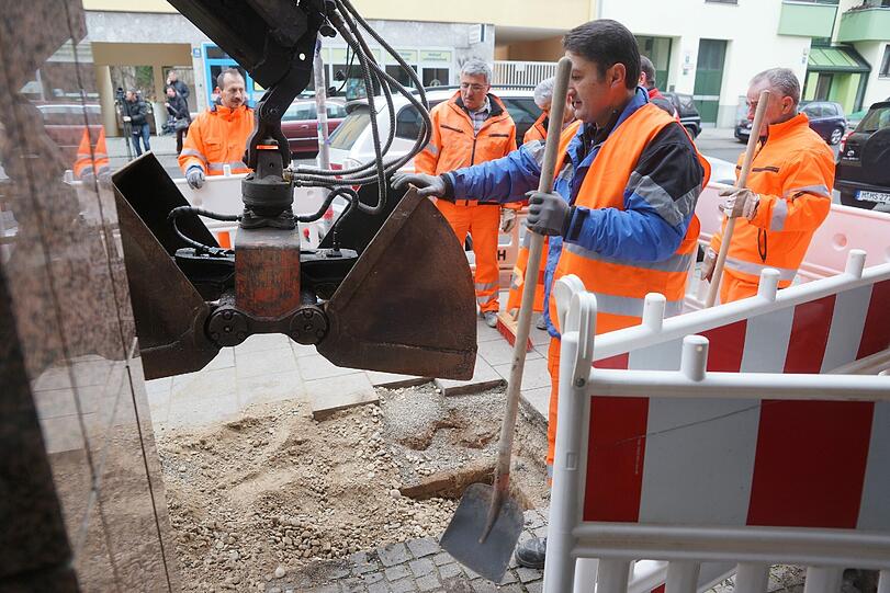 Mitarbeiter des Baureferats verfüllen den Schacht mit Kies und Beton.
