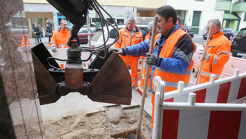 Mitarbeiter des Baureferats verfüllen den Schacht mit Kies und Beton. Mitarbeiter des Baureferats verfüllen den Schacht mit Kies und Beton.