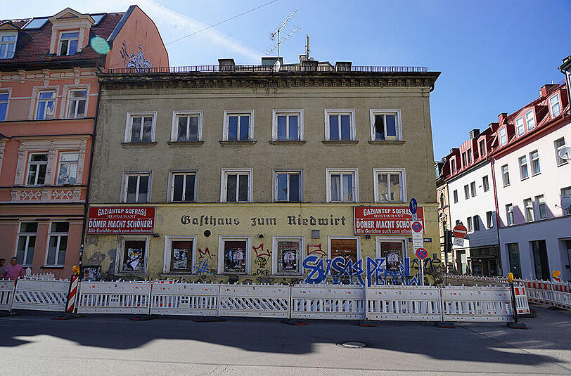 Das sogenannte Dönerhaus in der Schwanthalerstraße: Am Montag kommt die seit 2005 leerstehende Immobilie unter den Hammer.
