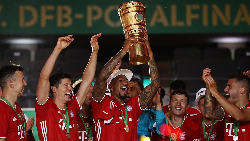 Bejubelt den Pokal-Triumph: Bayern-Star Jérôme Boateng (m.).