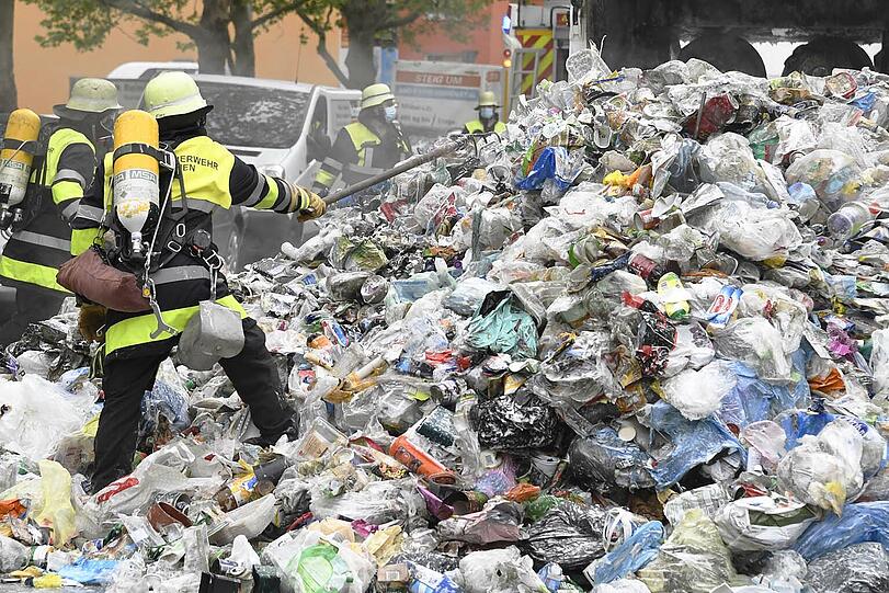 Die Flammen breiteten sich im Ladegut so rasch aus, dass es der Feuerwehr nicht mehr gelang, den Brand von außen über den Ladetrichter unter Kontrolle zu bringen.