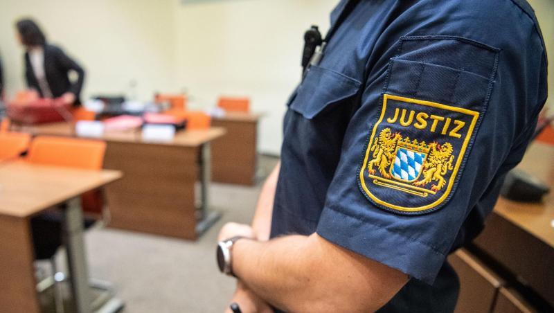 Ein Justizbeamter steht zu Beginn des Prozesses im Sitzungssaal vom Landgericht München. Foto: Lino Mirgeler/Archiv Ein Justizbeamter steht zu Beginn des Prozesses im Sitzungssaal vom Landgericht München. Foto: Lino Mirgeler/Archiv