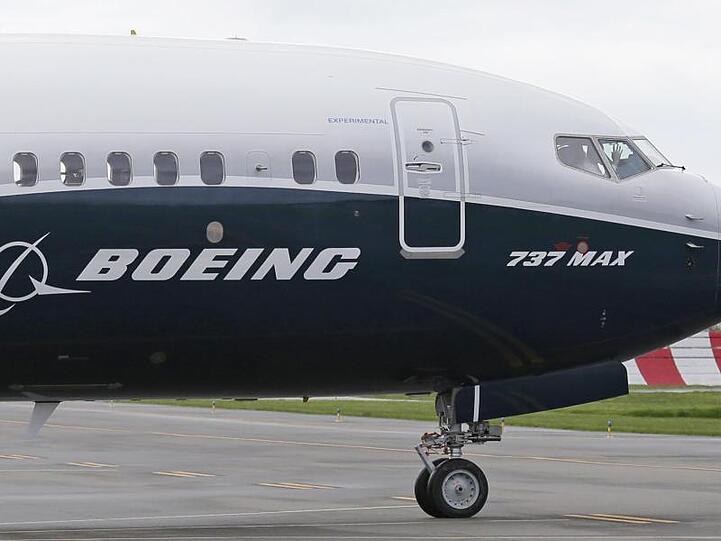 Der bestverkaufte Flugzeugtyp des amerikanischen Airbus-Rivalen darf seit Mitte März 2019 wegen der Abstürze mit insgesamt 346 Toten nicht mehr abheben.