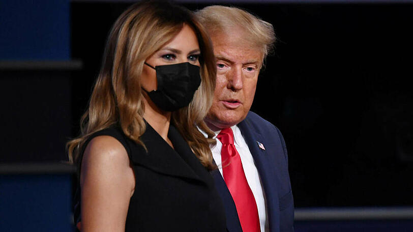 Melania und Donald Trump auf der Bühne bei der TV-Debatte