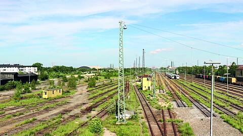 So hat es im Sommer 2004 über der Laimer Unterführung ausgesehen: Links der Bildmitte ist die ehemalige Paketposthalle zu sehen, rechts der Hauptbahnhof und die Frauentürme.