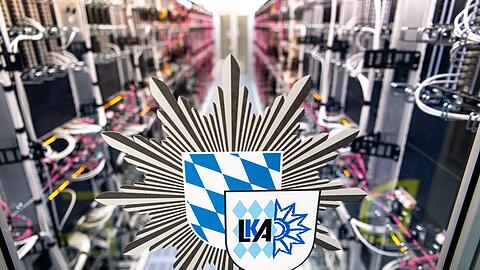 Das Logo vom bayerischen Landeskriminalamt ist an der Tür zu einem Serverraum der Behörde zu sehen.
