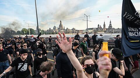 Teilnehmer demonstrieren in Dresden gegen die Verurteilung der mutmaßlichen Linksextremistin Lina E.