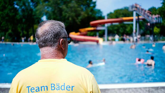 Die Kriminalität in Freibädern nimmt zu, einige Schwimmmeister sind besorgt.
