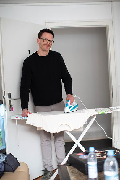 Backstage-Besuch von der AZ: Martin Frank bügelt sein Bühnen-Outfit selbst. Backstage-Besuch von der AZ: Martin Frank bügelt sein Bühnen-Outfit selbst.