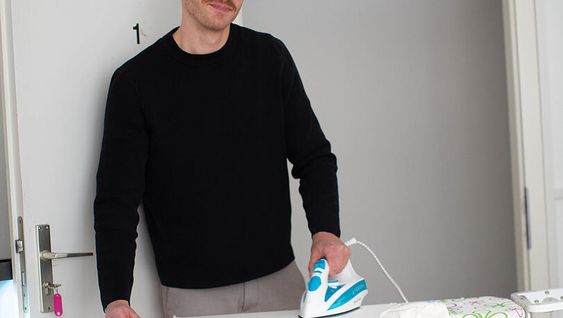 Backstage-Besuch von der AZ: Martin Frank bügelt sein Bühnen-Outfit selbst. Backstage-Besuch von der AZ: Martin Frank bügelt sein Bühnen-Outfit selbst.