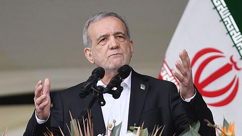 Irans Präsident Massud Peseschkian zufolge sollen der Iran und der Oman am Montag ein Abkommen über neue Schiffsrouten in der Meerenge unterzeichnen. (Archivbild) Irans Präsident Massud Peseschkian zufolge sollen der Iran und der Oman am Montag ein Abkommen über neue Schiffsrouten in der Meerenge unterzeichnen. (Archivbild)