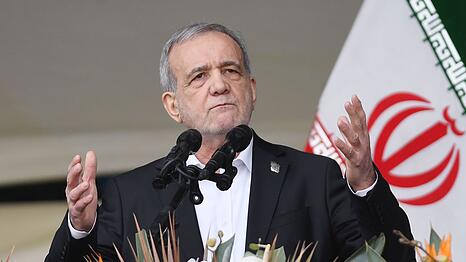 Irans Pr&auml;sident Massud Peseschkian zufolge sollen der Iran und der Oman am Montag ein Abkommen &uuml;ber neue Schiffsrouten in der Meerenge unterzeichnen. (Archivbild)