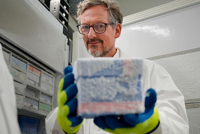 Eckart von Hirschhausen lässt sich an der Uni Zürich tiefgefrorene Stuhlproben zeigen. Eckart von Hirschhausen lässt sich an der Uni Zürich tiefgefrorene Stuhlproben zeigen.