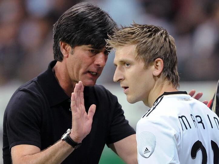 Bundestrainer Joachim Löw (l) beruhigt nach einem Foul Marko Marin.