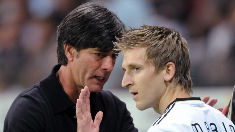 Bundestrainer Joachim Löw (l) beruhigt nach einem Foul Marko Marin. Bundestrainer Joachim Löw (l) beruhigt nach einem Foul Marko Marin.