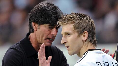 Bundestrainer Joachim Löw (l) beruhigt nach einem Foul Marko Marin.