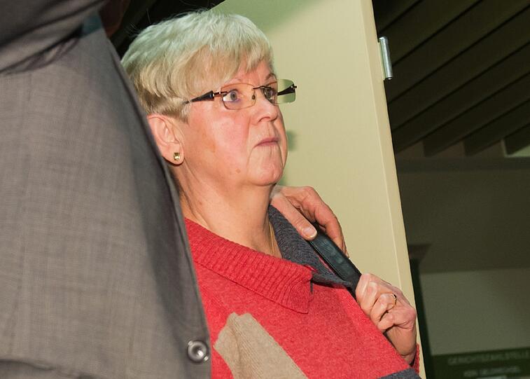 Brigitte Böhnhardt, die Mutter des mutmaßlichen NSU-Terroristen Böhnhardt, am Gerichtsgebäude in München. Im NSU-Prozess soll erstmals eine Angehörige der mutmaßlichen NSU-Terroristen aussagen.
