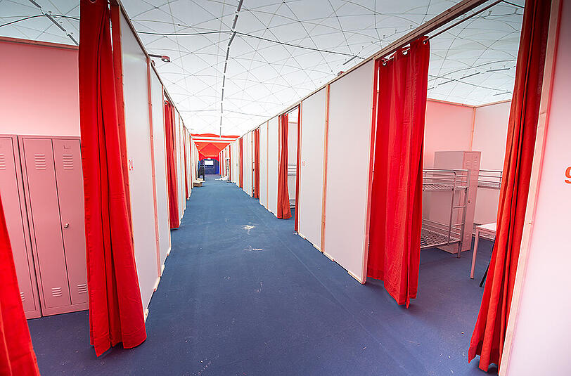 In einer Traglufthalle in Unterföhring wurden Mitarbeiter des Sicherheitspersonals mit Steinen beworfen. (Archivbild)