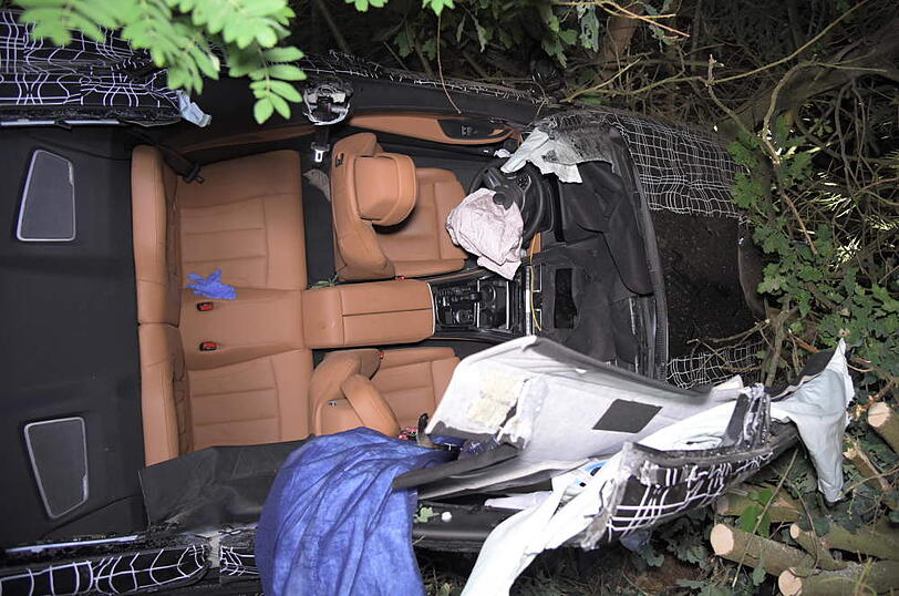 Tödlicher Unfall: Münchner verliert Kontrolle über den Erlkönig - Beifahrerin stirbt.