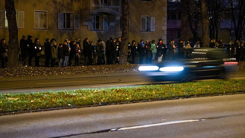 Menschen stehen mit Kerzen bei der Mahnwache für den bei dem Raserunfall im November 2019 getöteten jungen Mann an der Fürstenrieder Straße. Menschen stehen mit Kerzen bei der Mahnwache für den bei dem Raserunfall im November 2019 getöteten jungen Mann an der Fürstenrieder Straße.