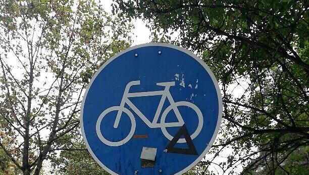Ein kleiner romantischer Zettel an einem Fahrradweg-Schild, aufgenommen am letzten Sonntag im September. Ein kleiner romantischer Zettel an einem Fahrradweg-Schild, aufgenommen am letzten Sonntag im September.