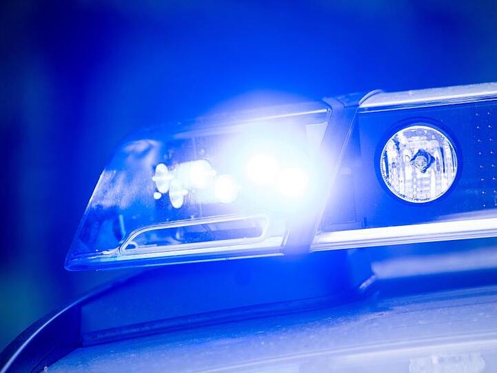 Ein Blaulicht leuchtet an einer Polizeistreife. Foto: Lino Mirgeler/dpa/Archivbild