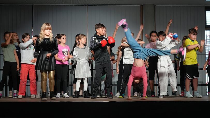 Die Kids der Grundschule haben sich für die Feier einiges an Akrobatik einfallen lassen.