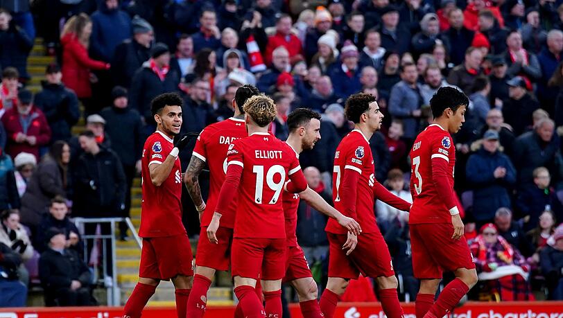 Luis Diaz (l) vom FC Liverpool feiert zusammen mit seinen Mannschaftskameraden sein Tor zum 2:1.