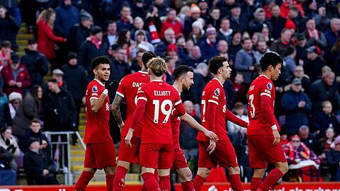 Luis Diaz (l) vom FC Liverpool feiert zusammen mit seinen Mannschaftskameraden sein Tor zum 2:1.
