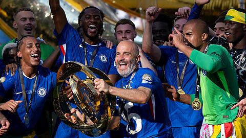 Chelsea-Trainer Enzo Maresca (M) jubelt mit der WM-Trophäe. Der Italiener coachte PSG-Trainer Luis Enrique im Finale aus.