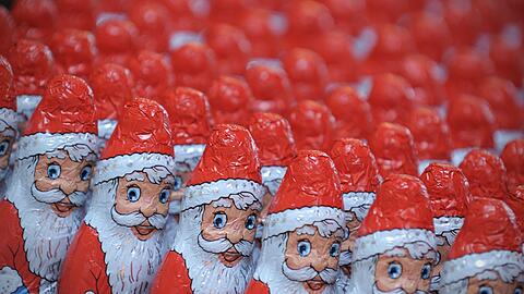 Schoko-Weihnachtsmänner sind beliebt - sowohl bei Kindern als auch bei Erwachsenen.
