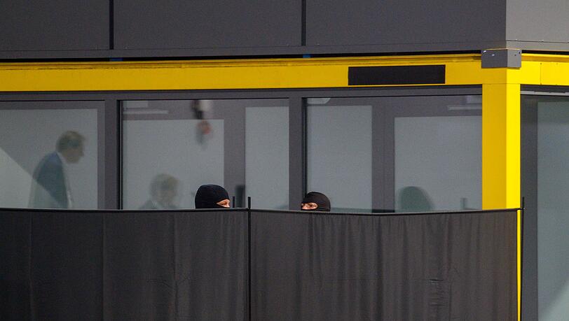 Zeitweise wurden Sichtschutzwände vor dem Angeklagten aufgestellt, weil die Zeugin ihm nicht ins Gesicht sehen wollte.