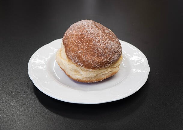 Mit grobem Zucker &uuml;bers&auml;ht: der Schmalznudel-Krapfen.