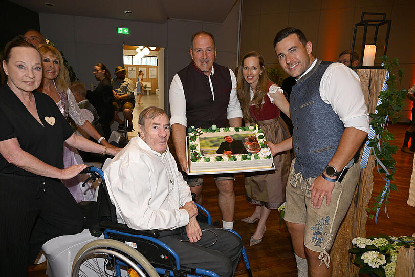 Tolle Geburtstagsüberraschung: Frank Fleschenberg feierte seinen 78. Geburtstag mit Torte und Frau Erika (v.l.), Karl Heinz Weiderer, Tochter Julia Fleschenberg und Michael Erl. Tolle Geburtstagsüberraschung: Frank Fleschenberg feierte seinen 78. Geburtstag mit Torte und Frau Erika (v.l.), Karl Heinz Weiderer, Tochter Julia Fleschenberg und Michael Erl.