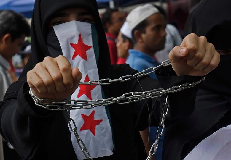 Nach Angaben von Regimegegnern hat die syrische Armee am
Donnerstag das seit Wochen belagerte Viertel Baba Amro erstürmt. Die
Oppositionskräfte sollen sich vorher zurückgezogen haben.